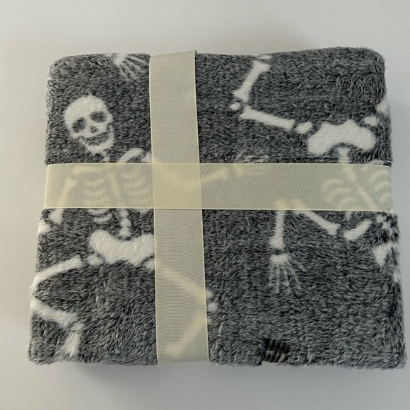 Cracker Barrel Skeleton Halloween Throw Blanket Glow In The Dark New - Picture 2 of 3